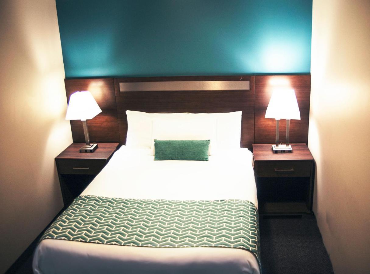 Hotel Ramada By Wyndham à Quesnel Extérieur photo