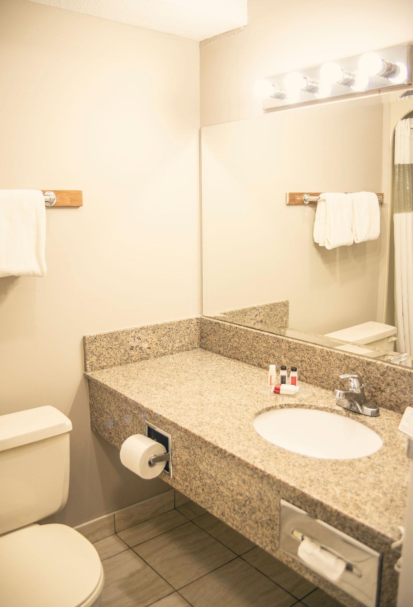 Hotel Ramada By Wyndham à Quesnel Extérieur photo