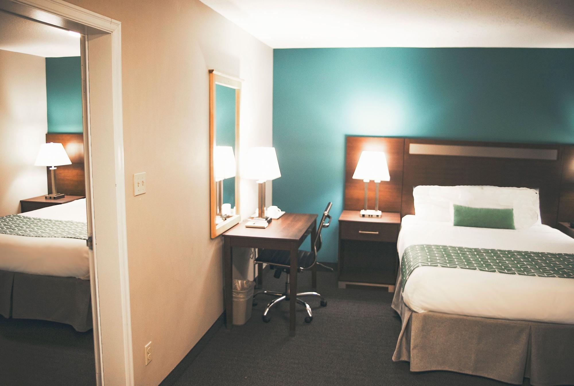 Hotel Ramada By Wyndham à Quesnel Extérieur photo