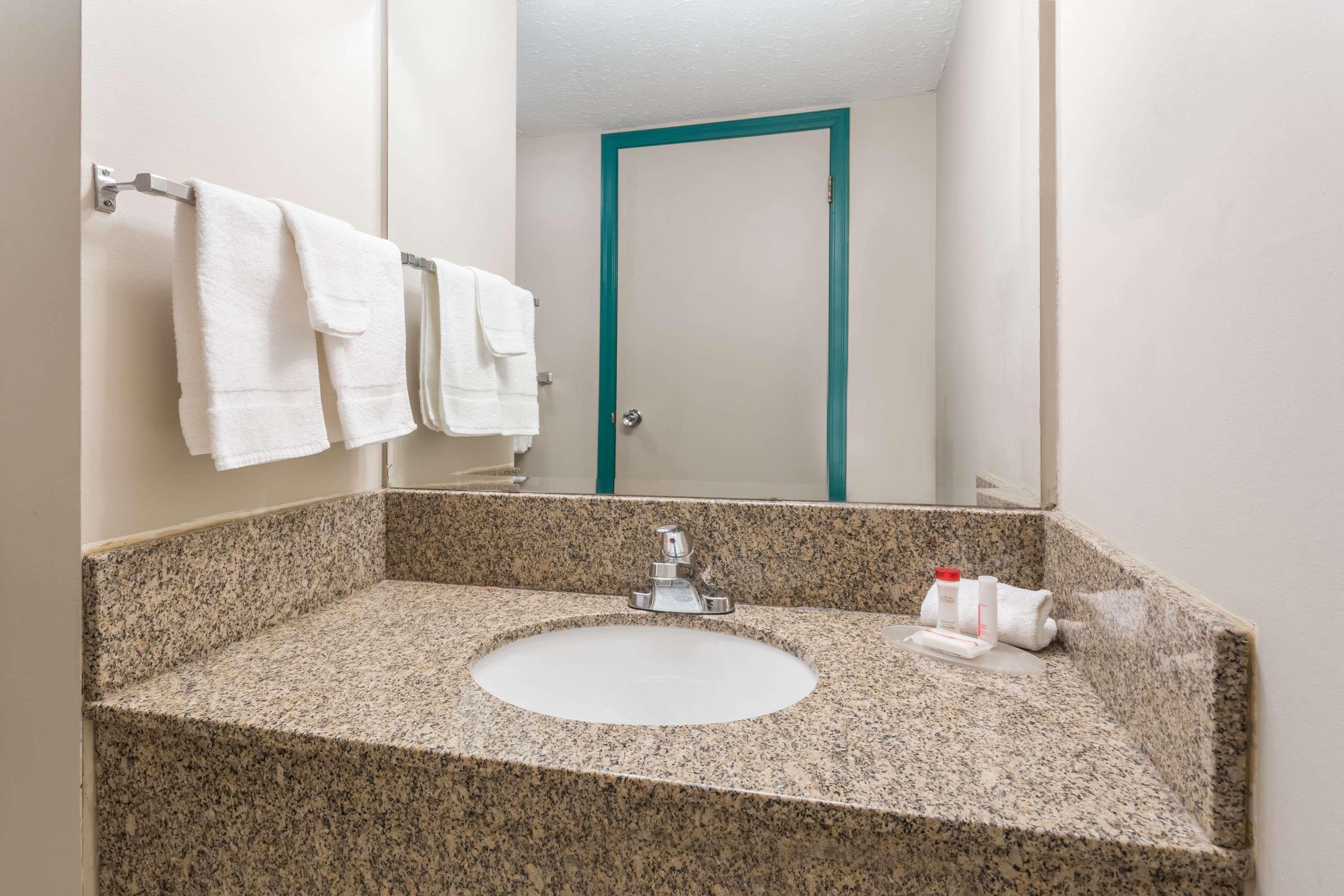 Hotel Ramada By Wyndham à Quesnel Extérieur photo