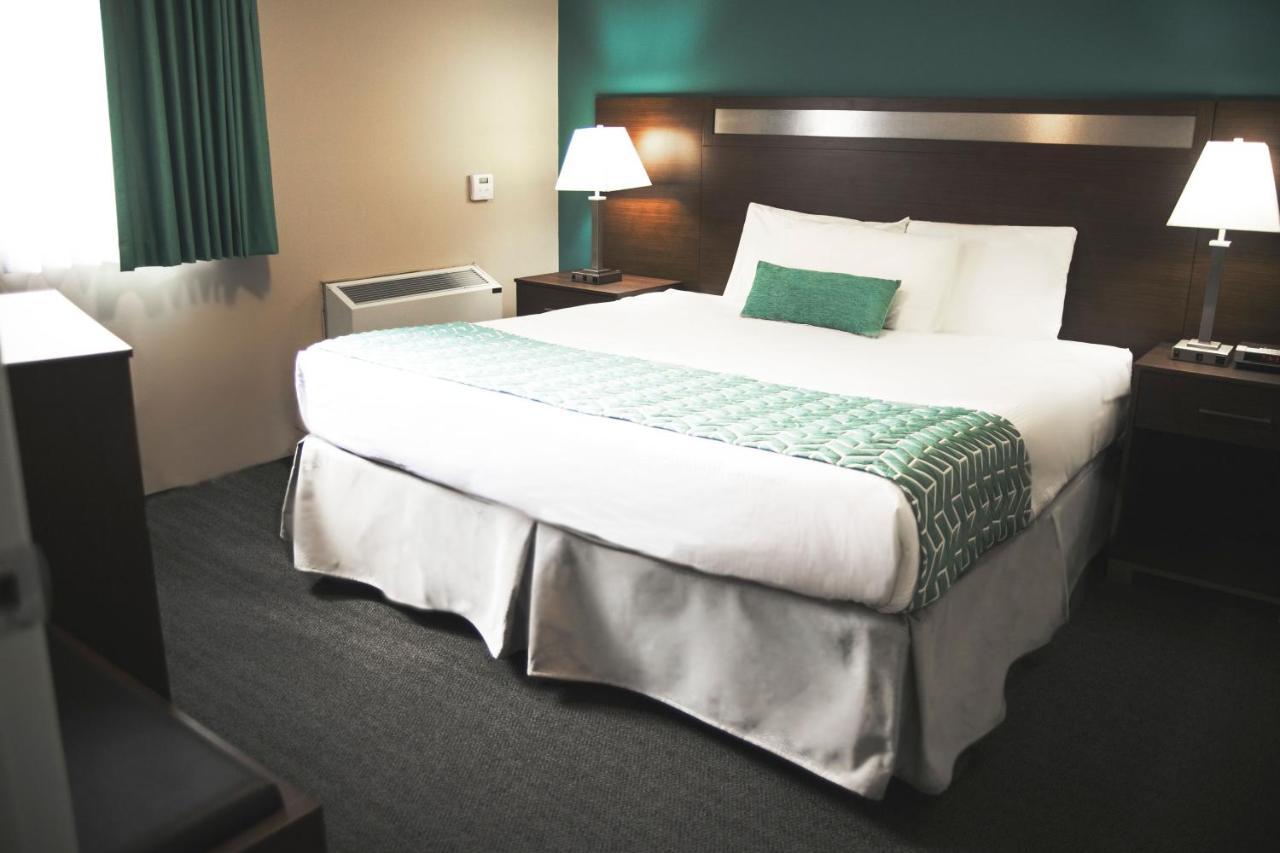 Hotel Ramada By Wyndham à Quesnel Extérieur photo