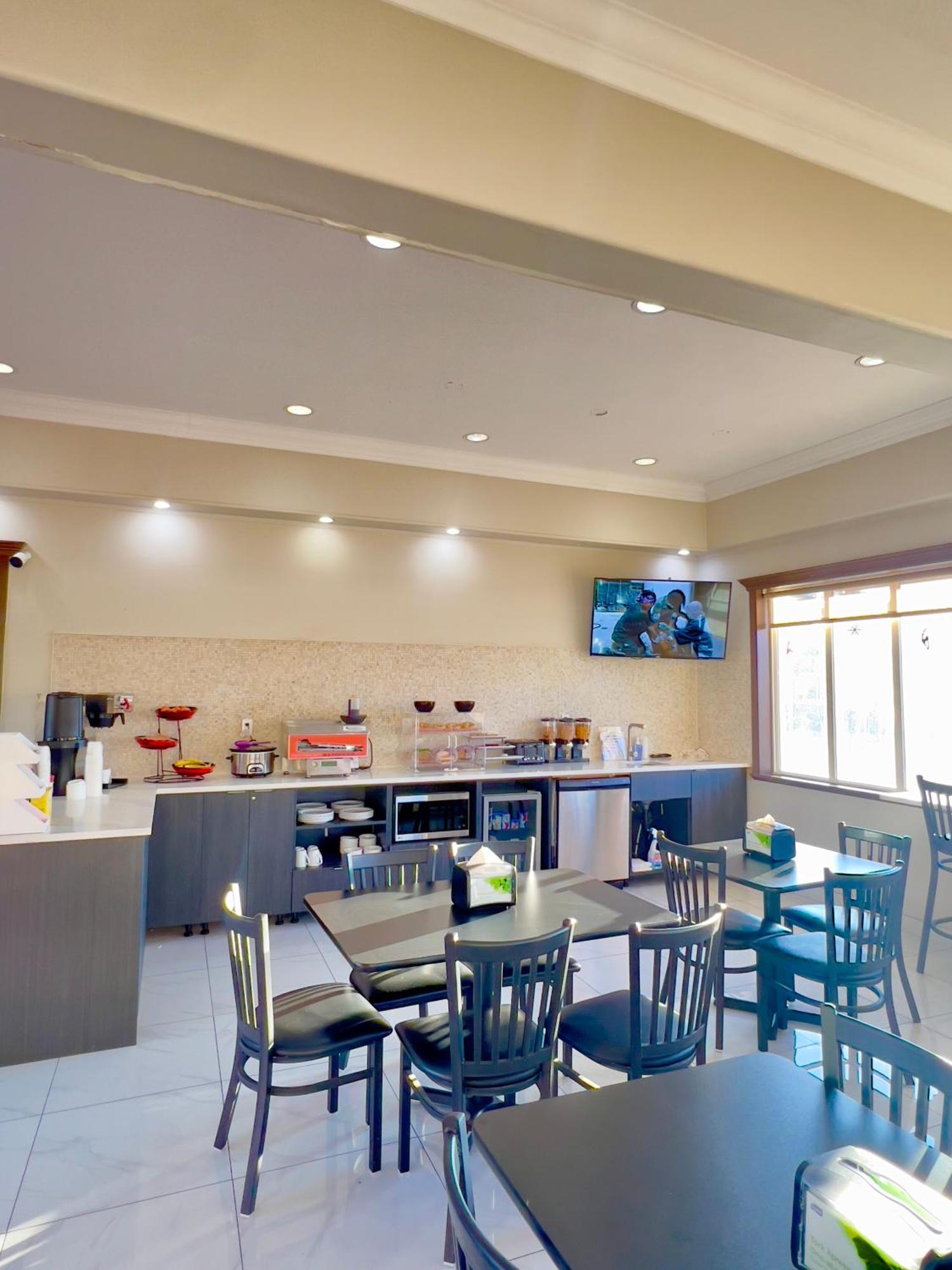 Hotel Ramada By Wyndham à Quesnel Extérieur photo