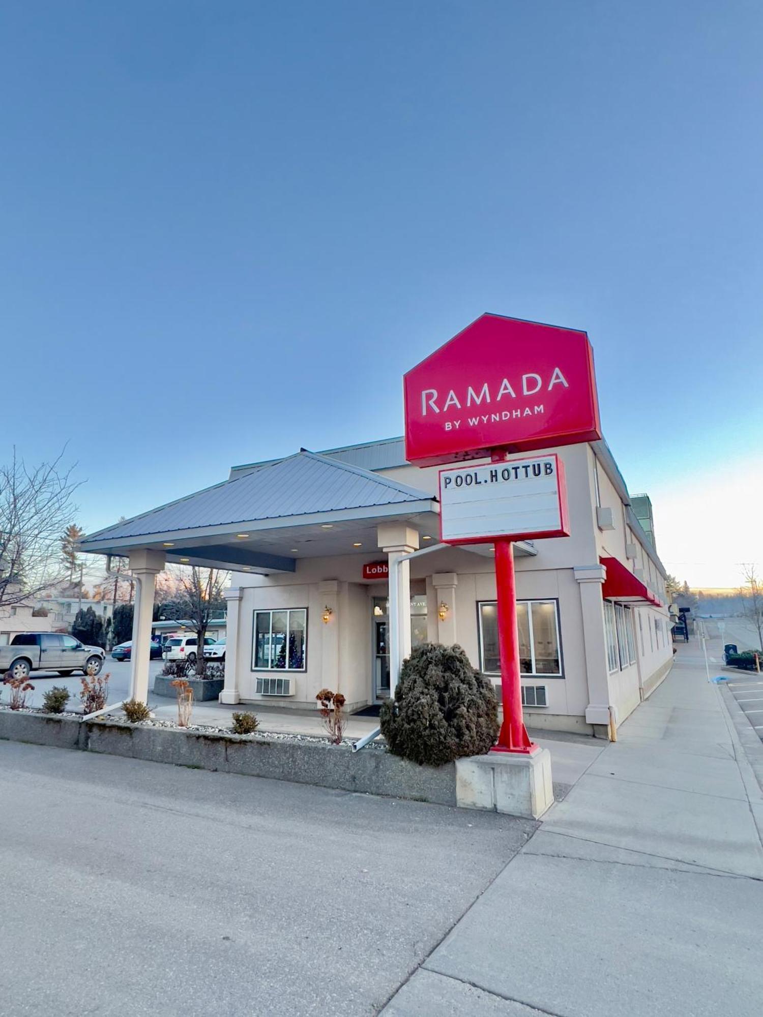Hotel Ramada By Wyndham à Quesnel Extérieur photo