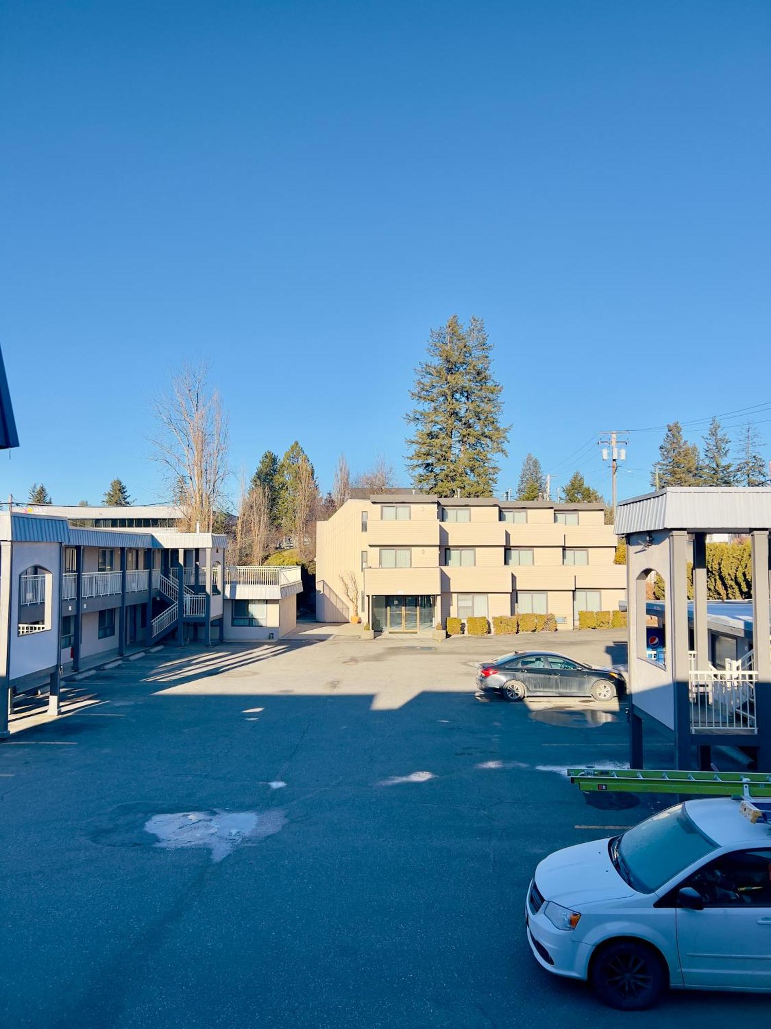 Hotel Ramada By Wyndham à Quesnel Extérieur photo
