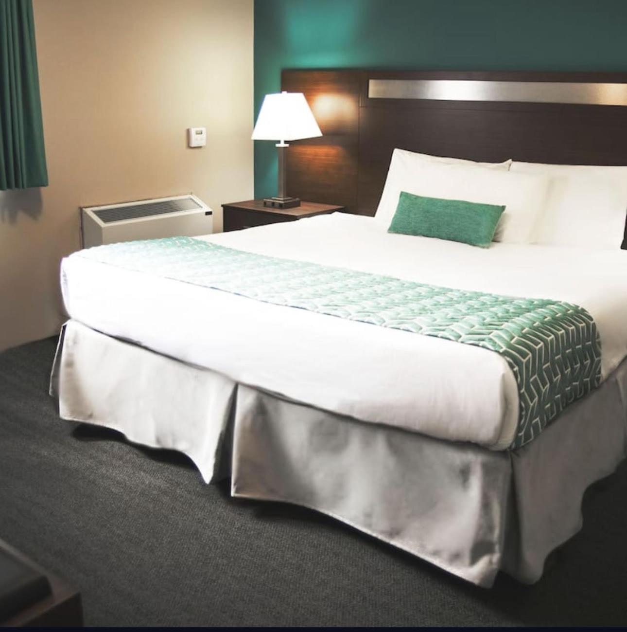 Hotel Ramada By Wyndham à Quesnel Extérieur photo